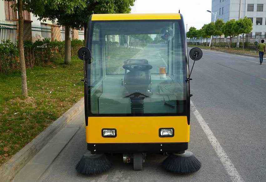 駕駛式掃地機(jī)