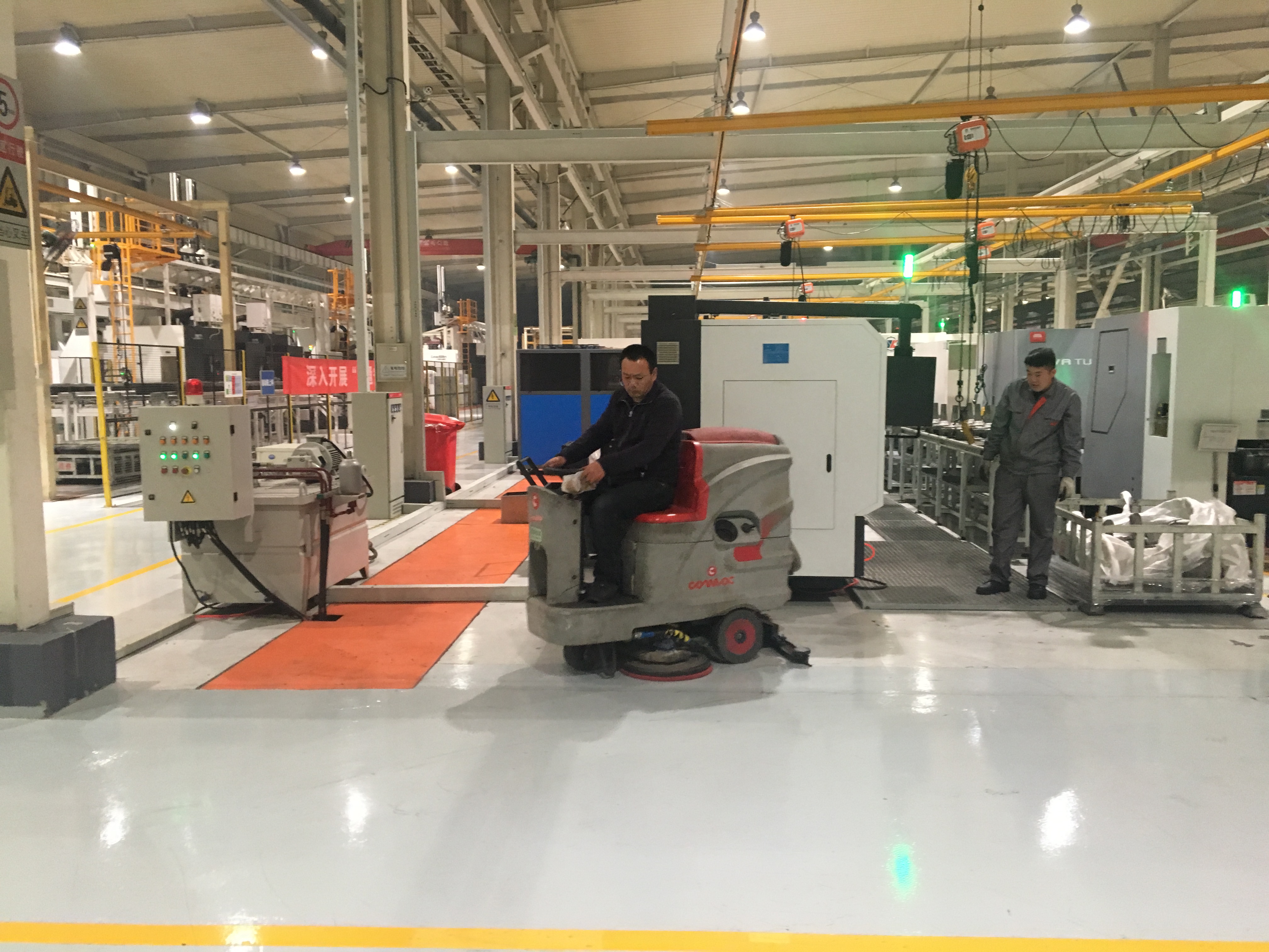 駕駛式洗地機(jī)